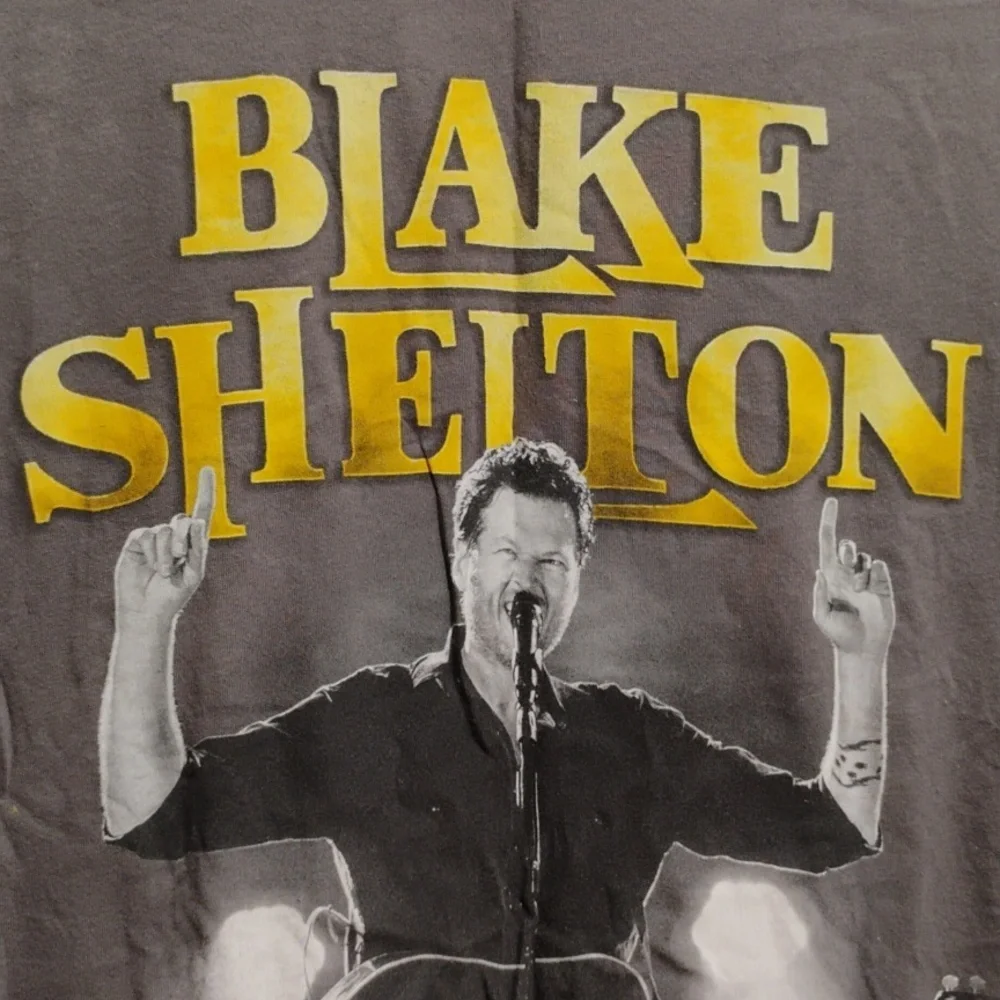 SALE! Blake Shelton Double Sided Gold Concert Band Tee Sz.M Worn 1X (BX29) - Picture 3 of 11